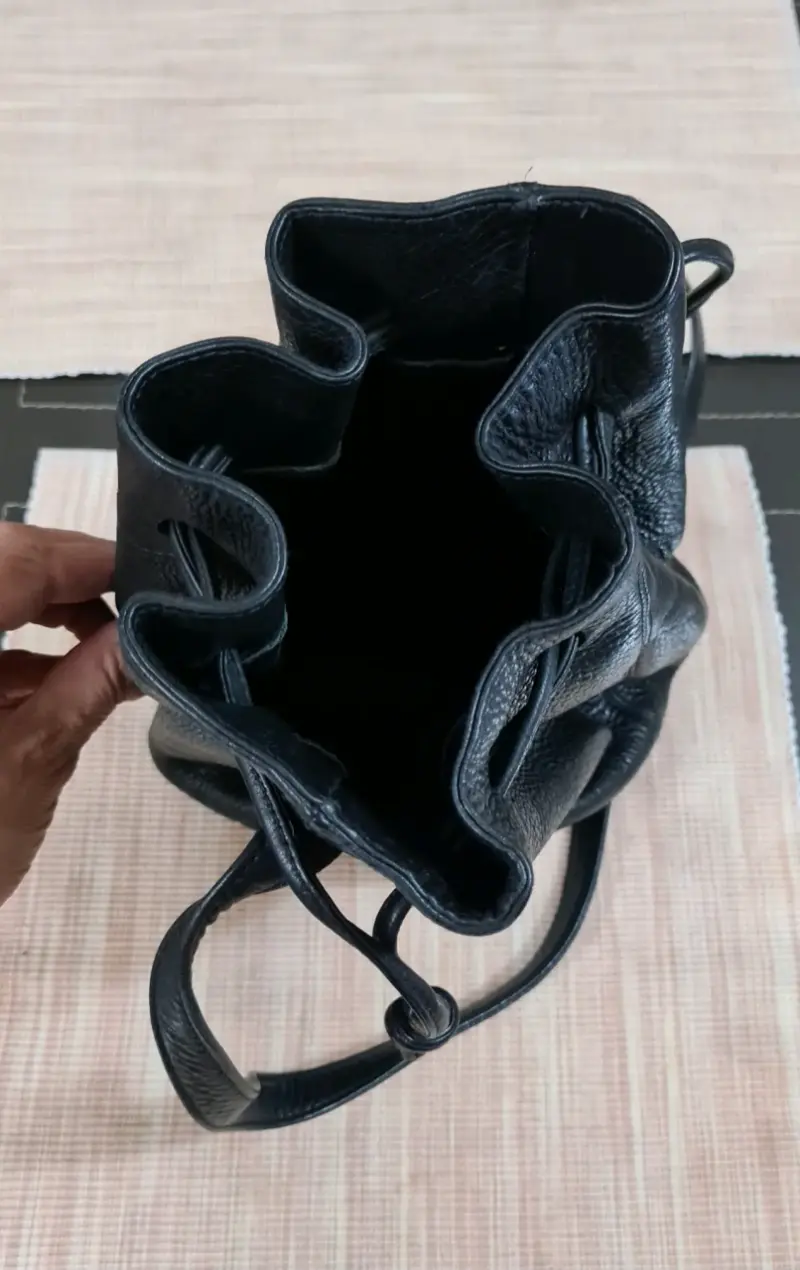 Bolso de cuero negro estilo saco - 5