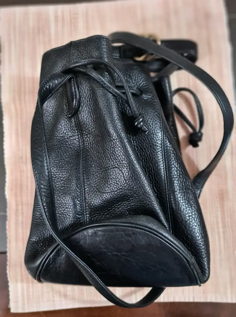 Bolso de cuero negro estilo saco - 6