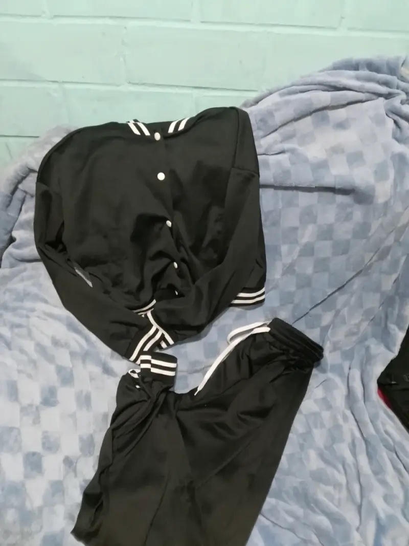 Conjunto deportivo negro con detalles blancos