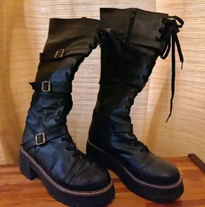 Botas negras de cuero con cordones y hebillas - miniatura 3