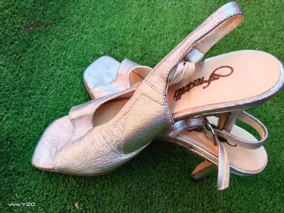 Sandalias plateadas de cuero con tacón bajo - miniatura 3