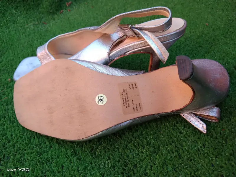 Sandalias plateadas de cuero con tacón bajo - 5