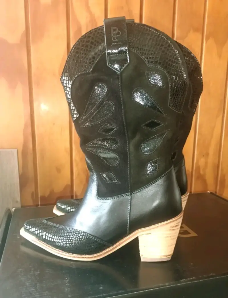 Botas vaqueras negras de cuero con diseño - 1