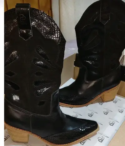 Botas vaqueras negras de cuero con diseño - miniatura 2