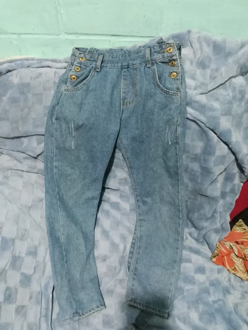 Jeans de mezclilla para niño con botones decorativ
