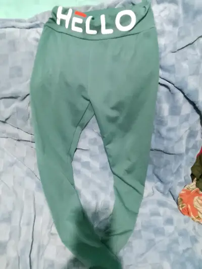 Leggings deportivos verdes con diseño 'Hello' - miniatura 1