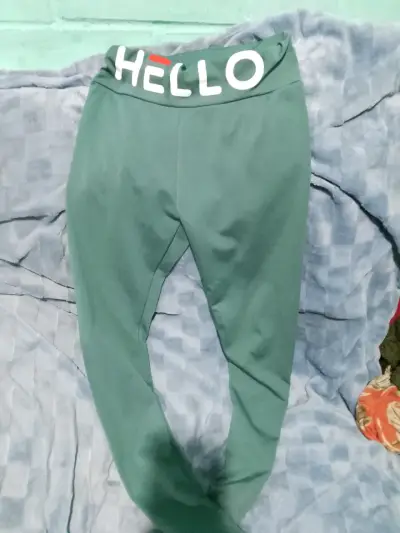 Leggings deportivos verdes con diseño 'Hello' - miniatura 2
