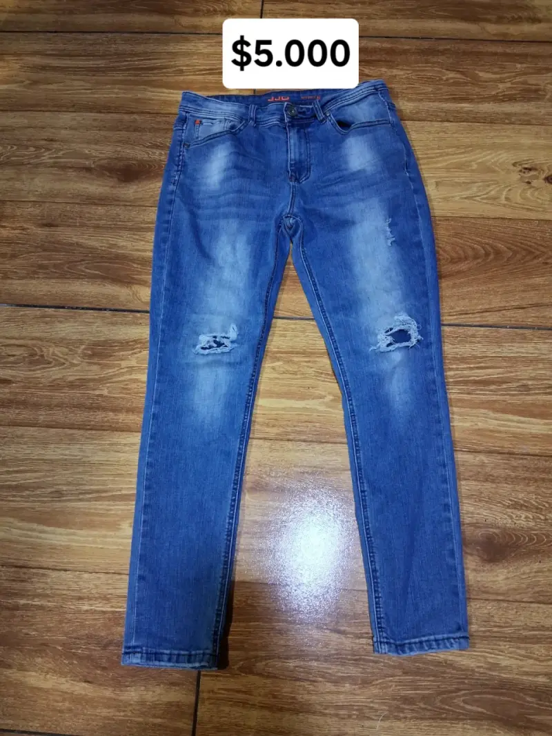 Jeans de mezclilla azul con estilo desgastado - 1