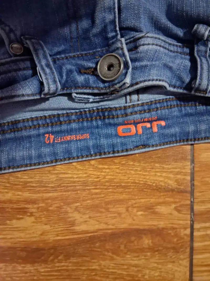 Jeans de mezclilla azul con estilo desgastado - 2