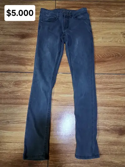 Jeans de mezclilla azul con estilo desgastado - miniatura 3