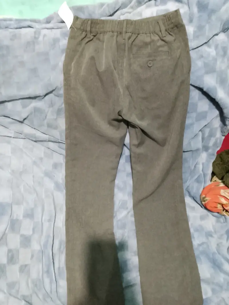 Pantalones de hombre color gris con cintura elástica