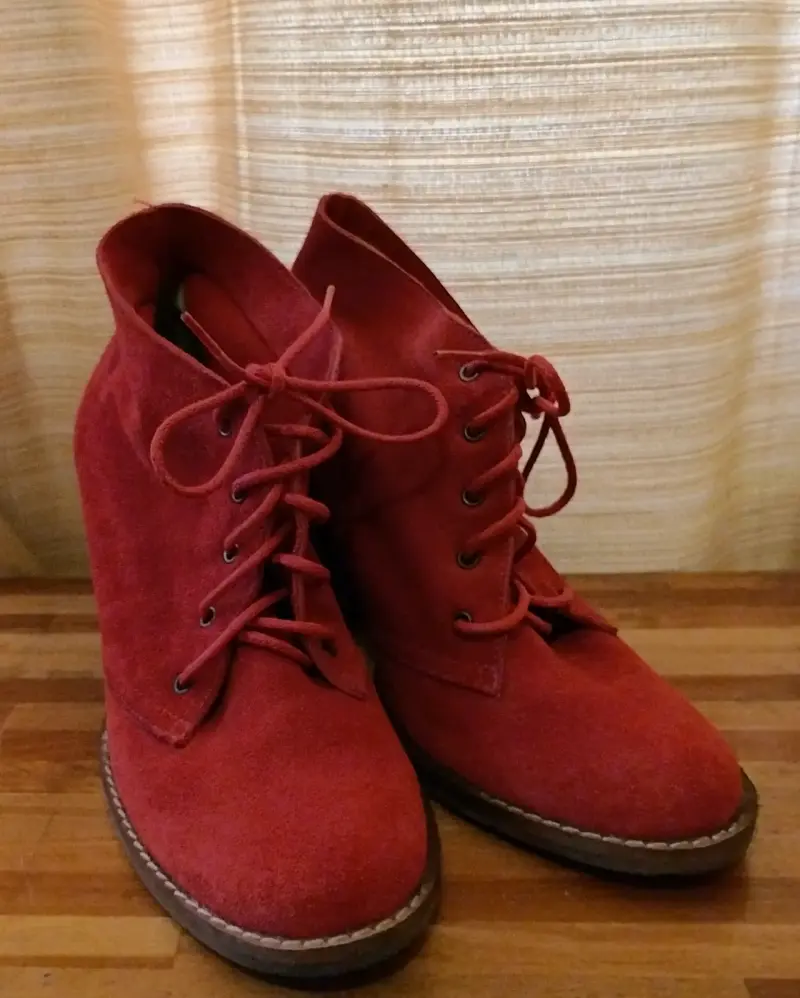 Botines de gamuza roja con tacón alto - 2