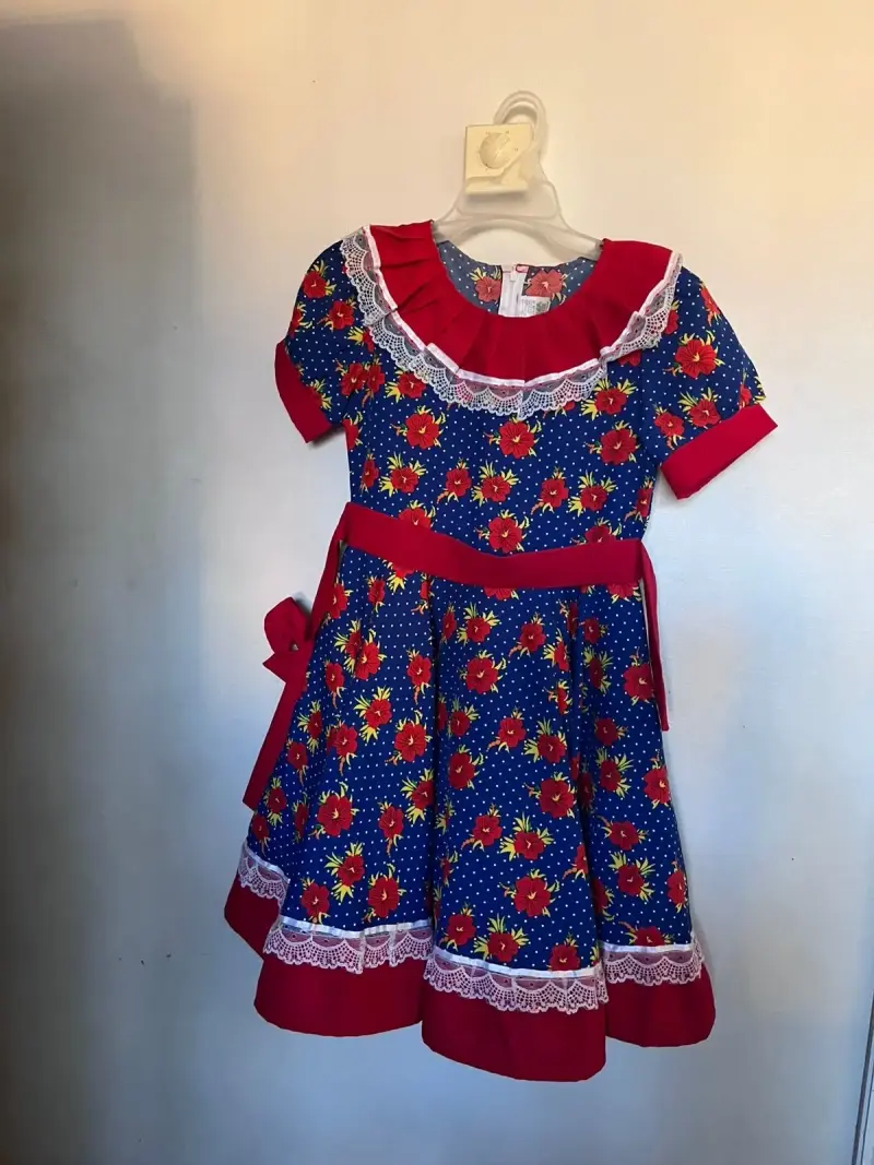 Vestido huasa floral azul con detalles rojos