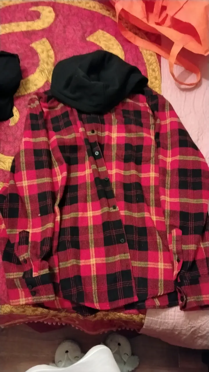 Camisa a cuadros roja y negra