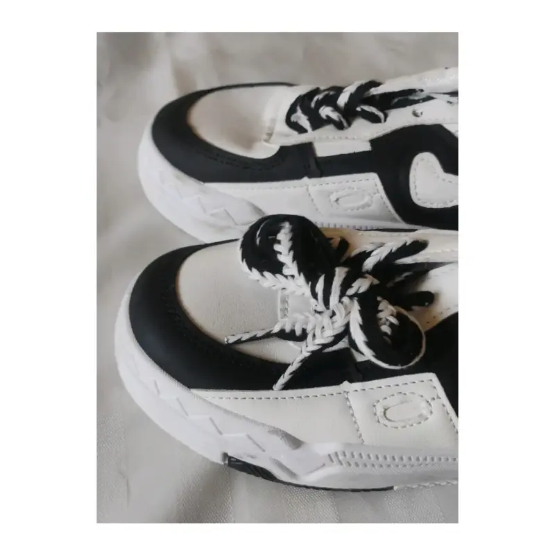 Zapatillas blancas con negro - 1
