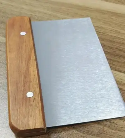 Cortador de masa - raspador con mango de madera - miniatura 1