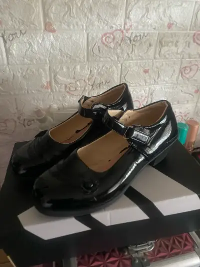 Zapatos de charol negro para niña con hebilla - miniatura 3