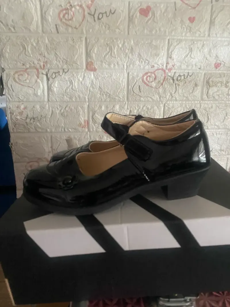 Zapatos de charol negro para niña con hebilla - 4