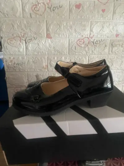 Zapatos de charol negro para niña con hebilla - miniatura 4