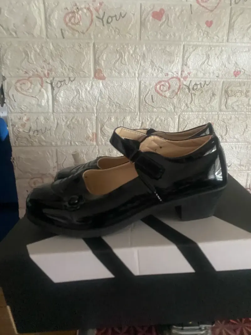 Zapatos de charol negro para niña con hebilla - 5