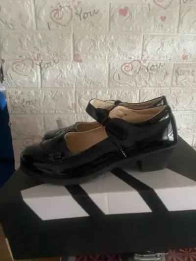 Zapatos de charol negro para niña con hebilla - miniatura 5