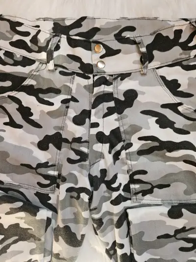 Pantalones cargo camuflados para mujer - miniatura 3
