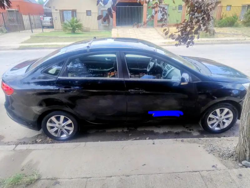 Auto sedán negro en buen estado - 3