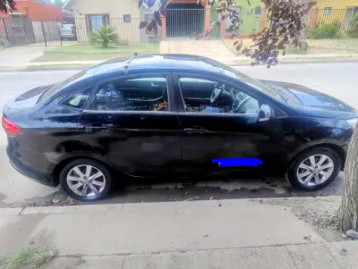 Auto sedán negro en buen estado - miniatura 3