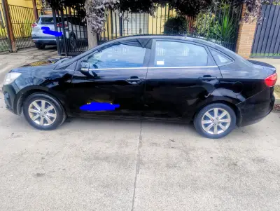 Auto sedán negro en buen estado - miniatura 4