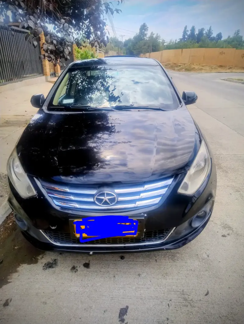 Auto sedán negro en buen estado - 5