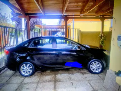 Auto sedán negro en buen estado - miniatura 6