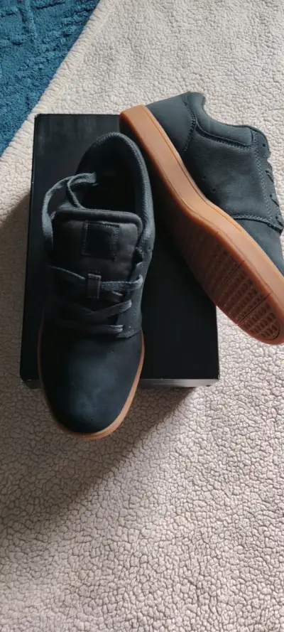 Zapatillas negras de gamuza para hombre - miniatura 1