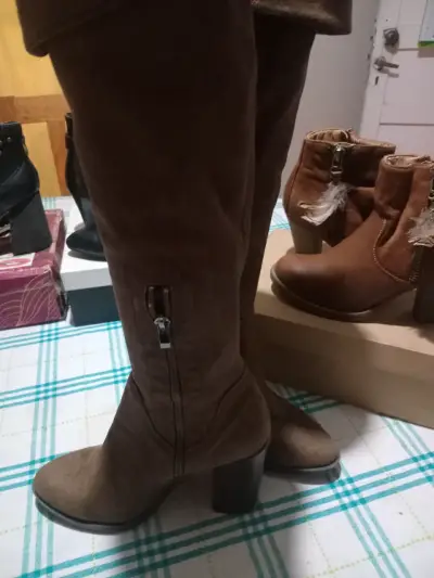 Botas largas de gamuza marrón con tacón alto - miniatura 1