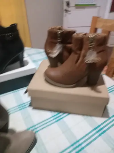 Botas largas de gamuza marrón con tacón alto - miniatura 2