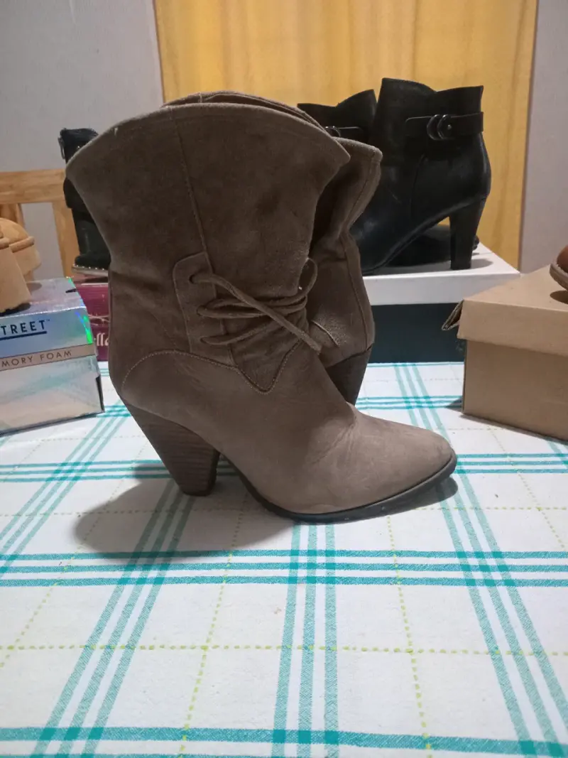 Botas largas de gamuza marrón con tacón alto - 3