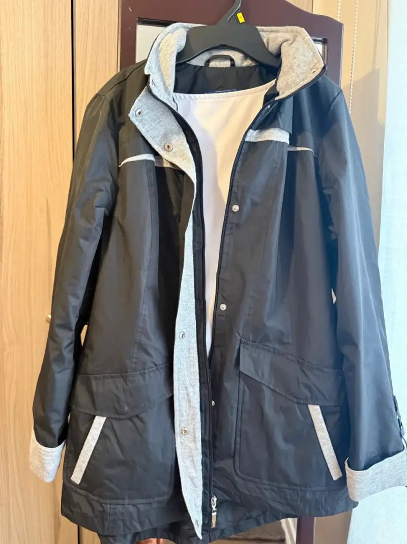 Chaqueta impermeable negra con capucha - 1
