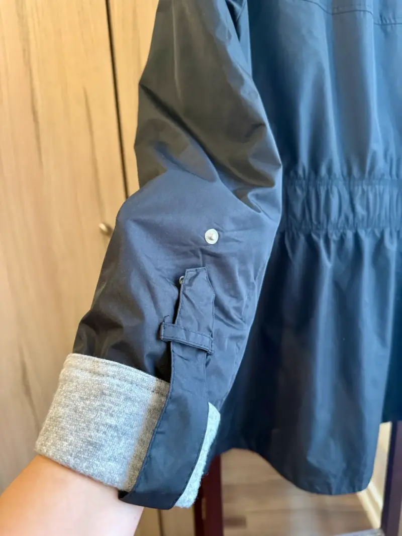 Chaqueta impermeable negra con capucha - 2