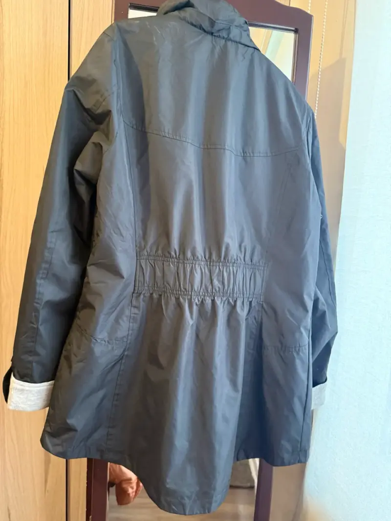 Chaqueta impermeable negra con capucha - 3