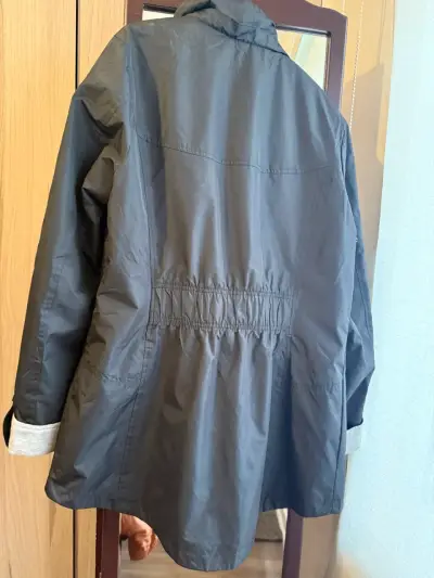 Chaqueta impermeable negra con capucha - miniatura 3