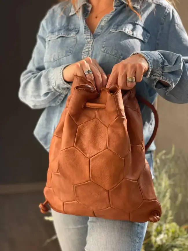 Mochila de cuero estilo hexagonal - 1