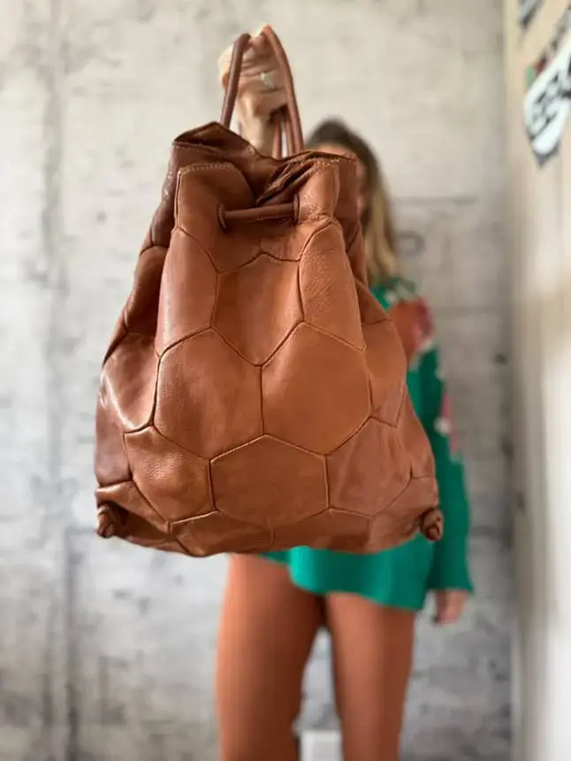 Mochila de cuero estilo hexagonal - 2