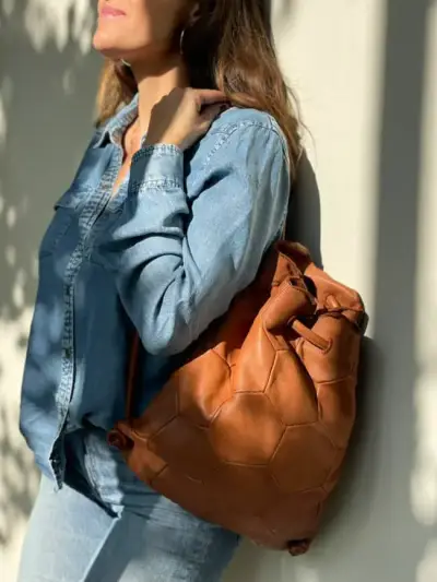 Mochila de cuero estilo hexagonal - miniatura 3