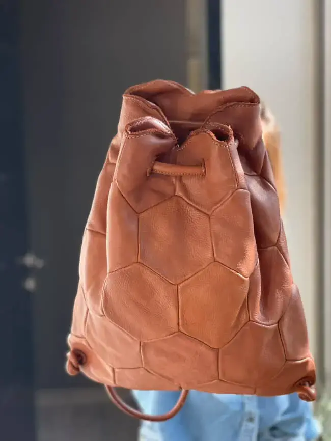 Mochila de cuero estilo hexagonal - 4