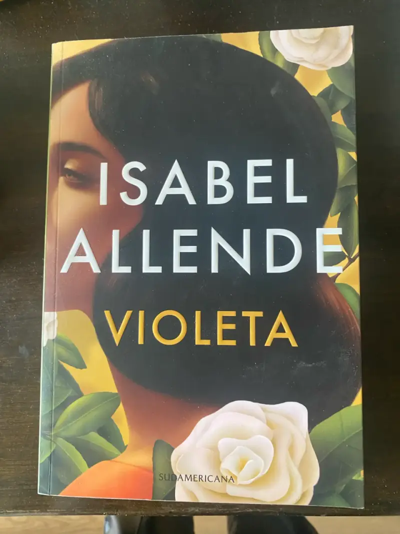 Libro 'Violeta' de Isabel Allende en buen estado