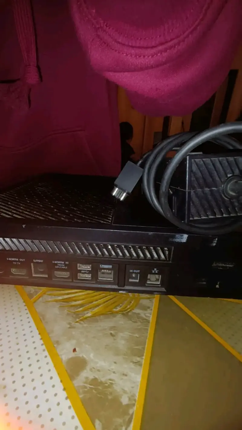 Consola de videojuegos con cables incluidos - 3