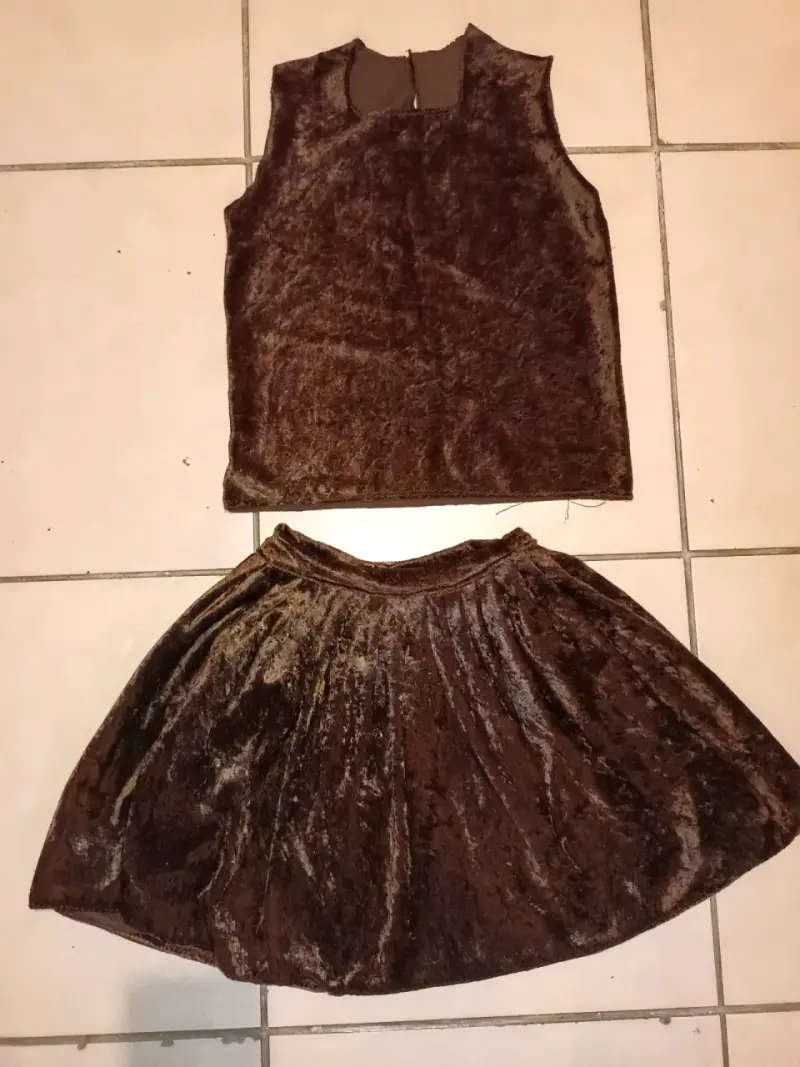 Conjunto de falda y top de terciopelo café - 1