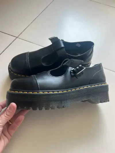 Zapatos de plataforma negro. DR. MARTENS - miniatura 1
