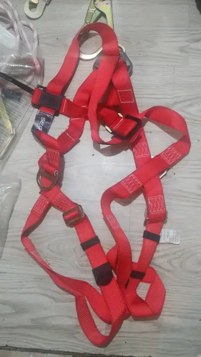 Arnés de seguridad rojo para trabajos en altura - miniatura 1