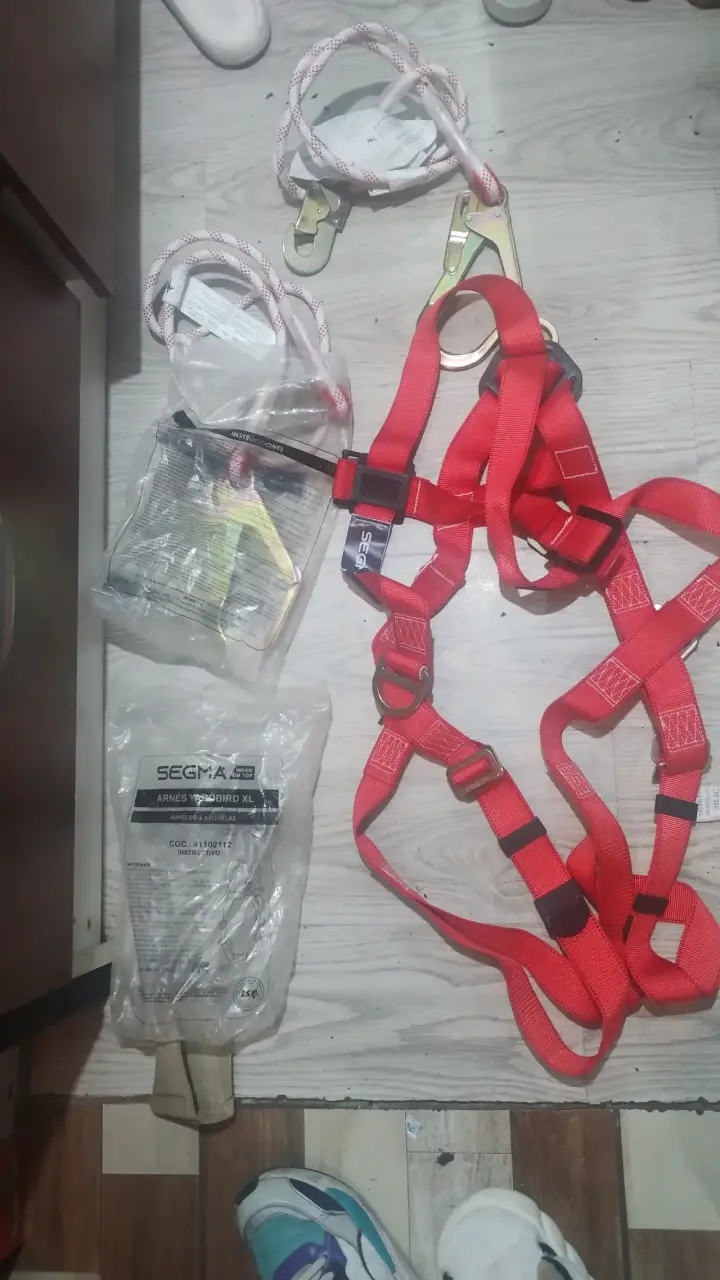 Arnés de seguridad rojo para trabajos en altura - 2