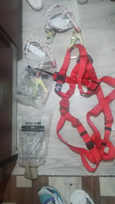 Arnés de seguridad rojo para trabajos en altura - miniatura 2